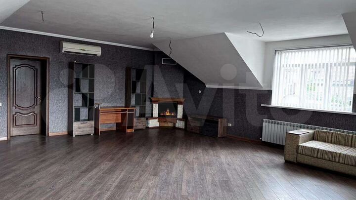 Дом 1200 м² на участке 12 сот.