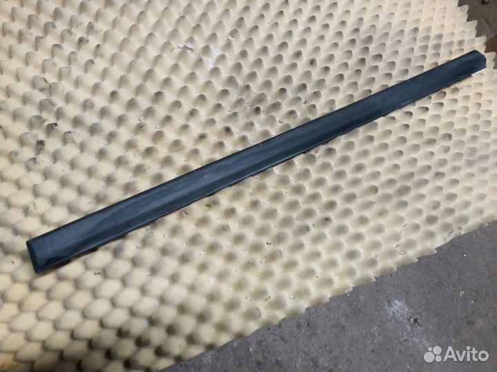 Молдинг двери передней правой volkswagen Golf III