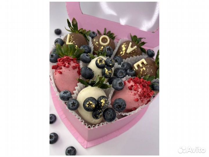 Цветы с клубникой в бельгийском шоколаде KL-2984