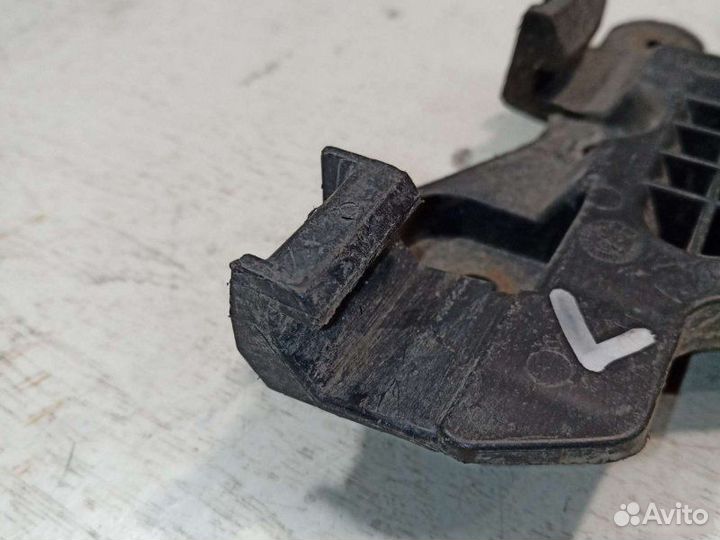 Крепление бампера заднее левое Audi 100 седан 2.8