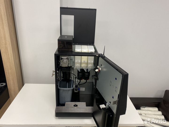 Профессиональная кофемашина для кофейни