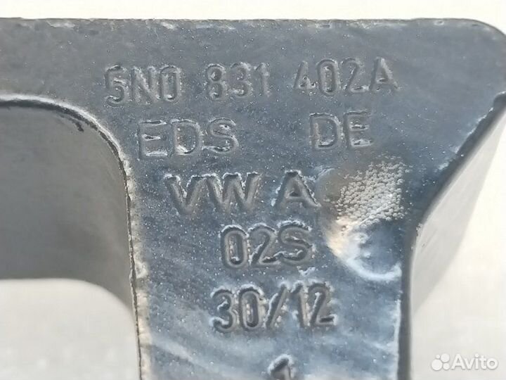 Петля двери передняя правая Volkswagen Tiguan 1