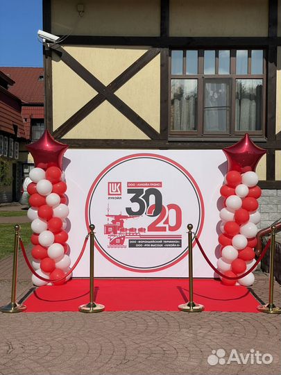 Красная дорожка и золотые столбики