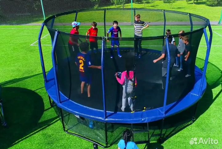 Батут с защитной сеткой