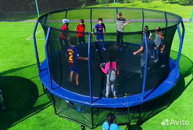 Батут с защитной сеткой