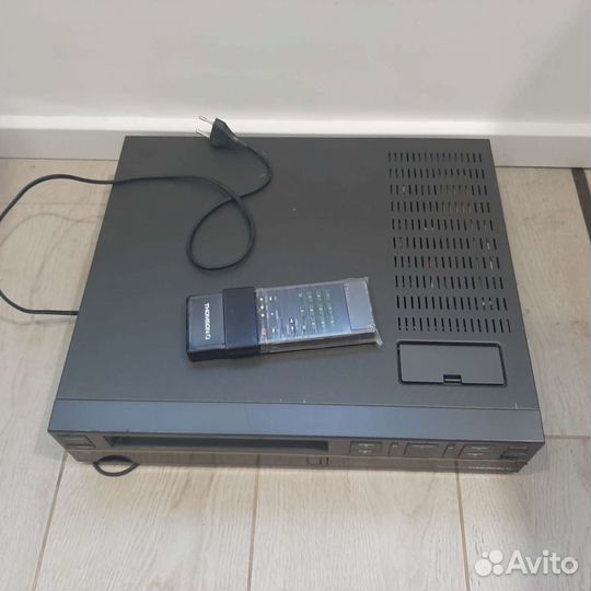 Видеомагнитофон с пультом thomson