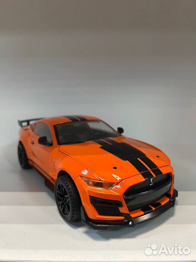 Машина 1:18 металл