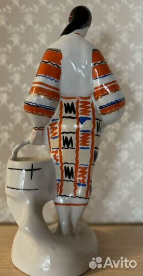 Статуэтка фарфор Девушка с ведром