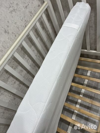 Детская кроватка с маятником и матрасом