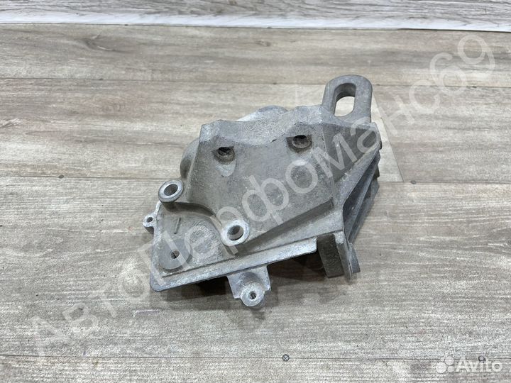 Кронштейн двигателя правый Ford Focus 2 / C-MAX 1