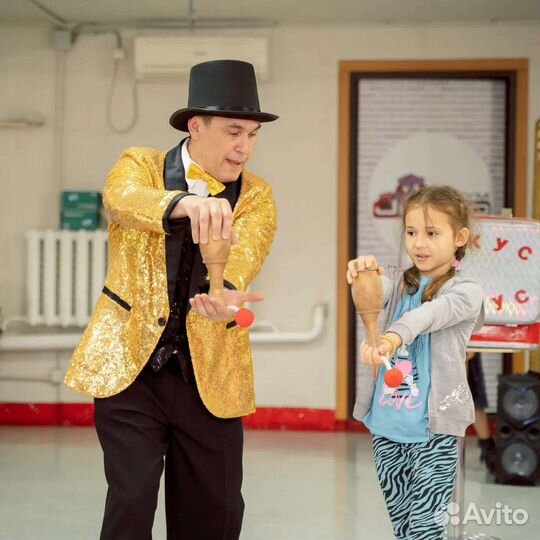 Волшебник, иллюзионист, фокусник