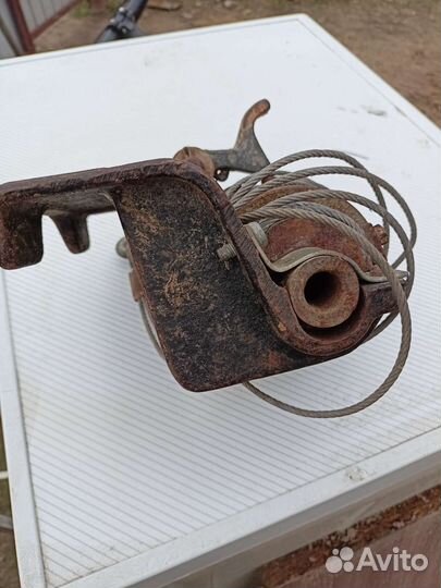 Лебедка запасного колеса