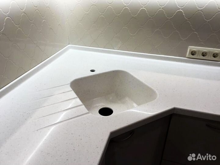 Столешница с мойкой из камня Hi-Macs монолит м2