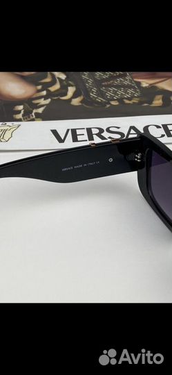 Солнцезащитные очки Versace