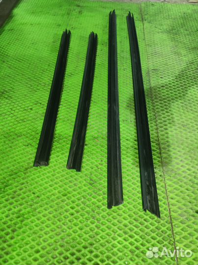 Уплотнитель (внутри) стекла Skoda Superb 2