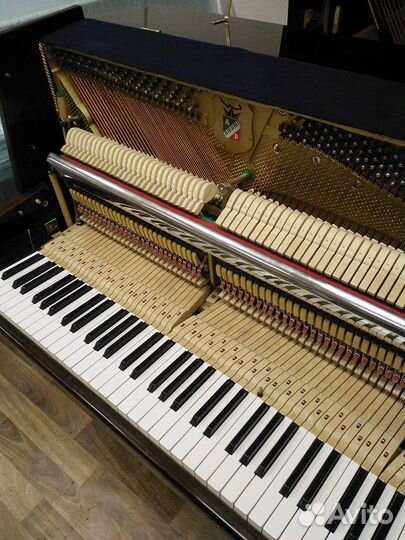 Пианино Petrof трёхпедальный