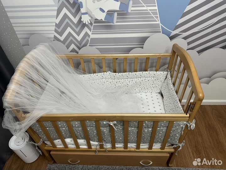 Детская кроватка с маятником и ящиком