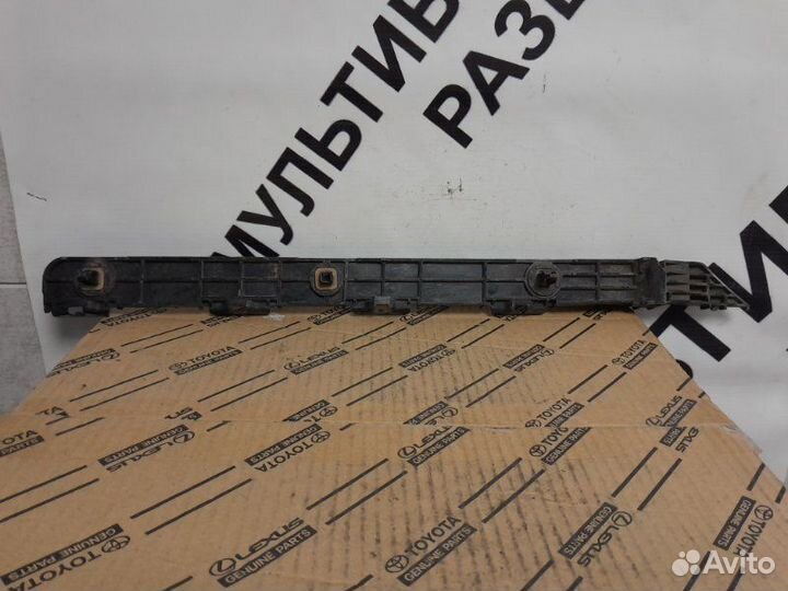 Крепление бампера заднее правое Toyota Camry 40