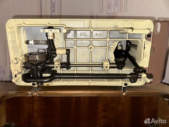 Швейная машина Чайка 142