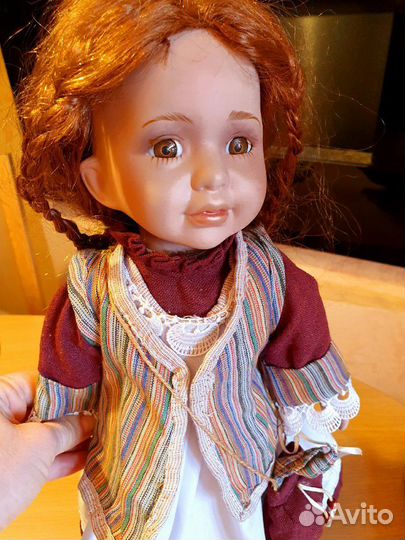 Кукла фарфоровая