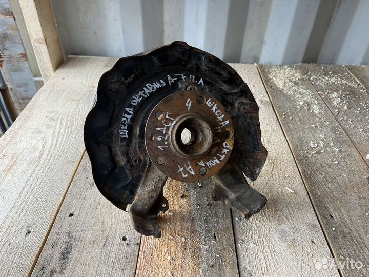 Поворотный кулак левый Skoda Octavia a7