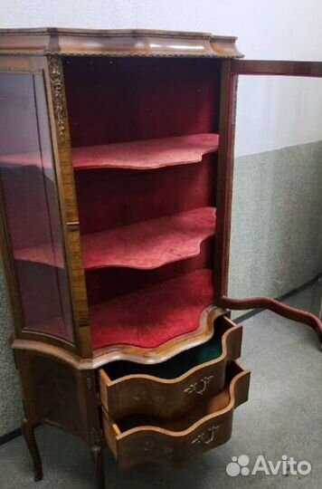 Антикварная витрина