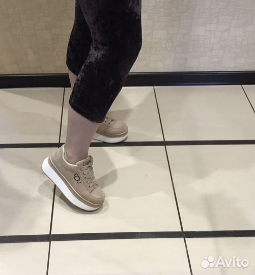 Кроссовки женские 38 размер