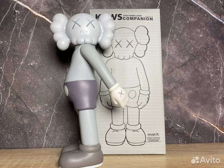 Kaws стоящие