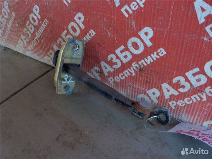 Ограничитель хода двери задний левый Toyota Rav 4