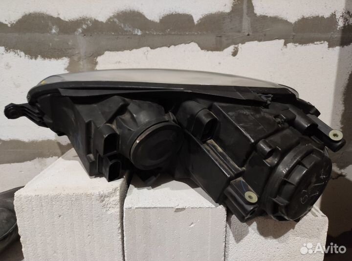 Фара битая правая галоген Volkswagen Jetta 2010