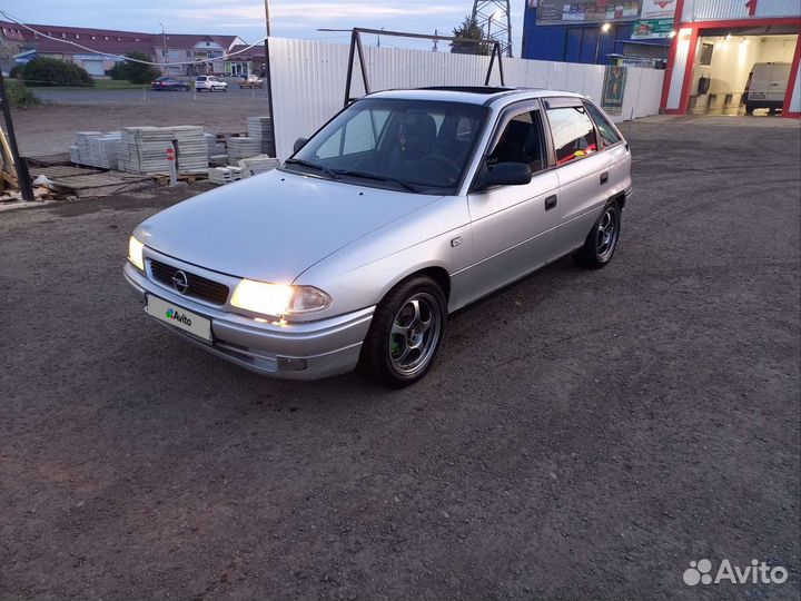 Opel Astra 1.6 AT, 1998, 200 000 км