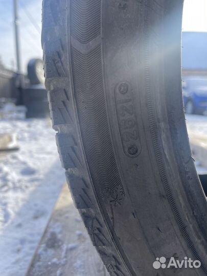 Triangle Snowlink TWT02 235/40 R18