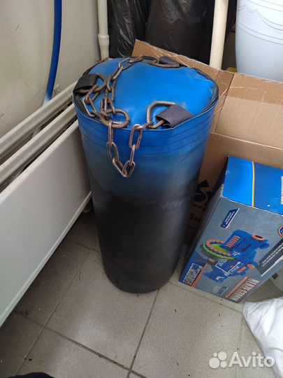 Боксерская груша и боксерские перчатки