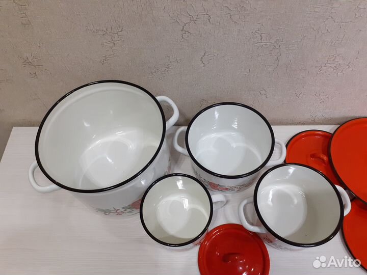 Набор эмалированных кастрюль новый
