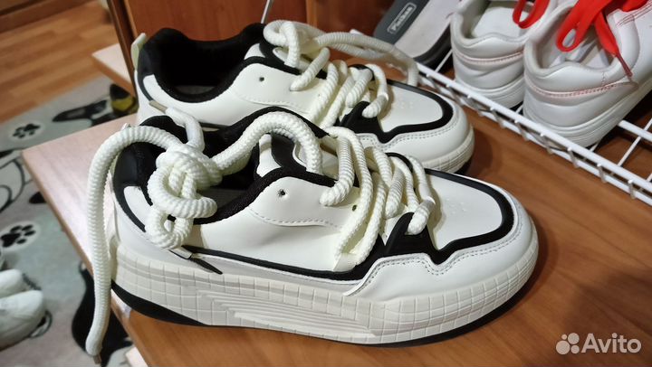 Женские кроссовки новые 36-37