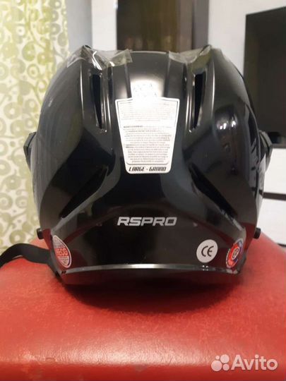 Хоккейный шлем