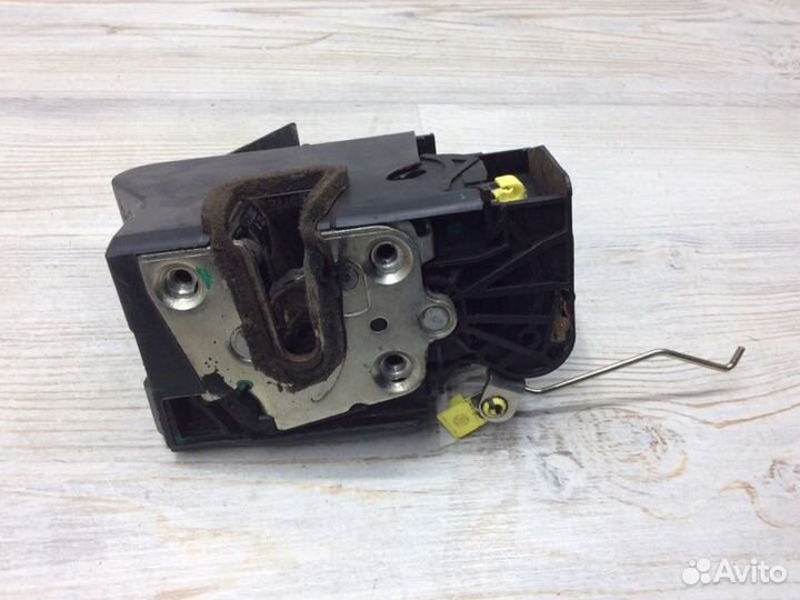 Замок двери передней левой передний левый Renault