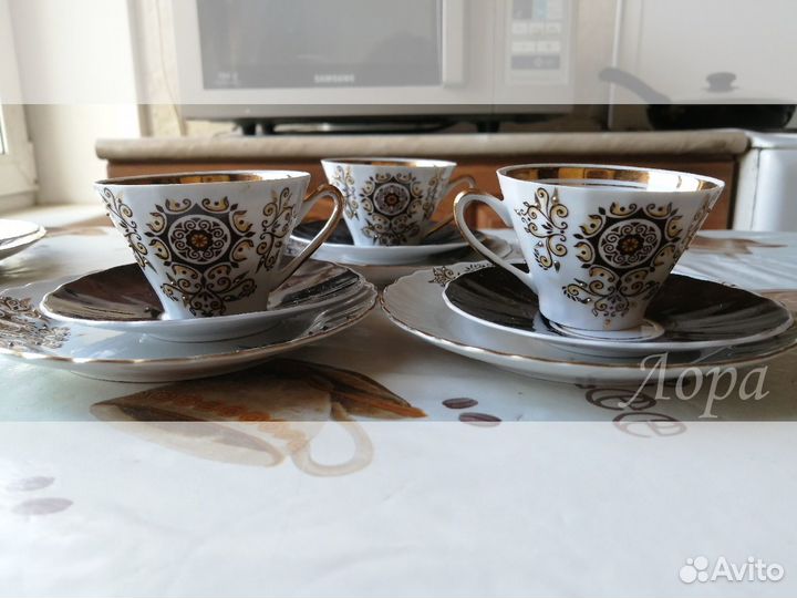 Кофейные чашки с блюдцами