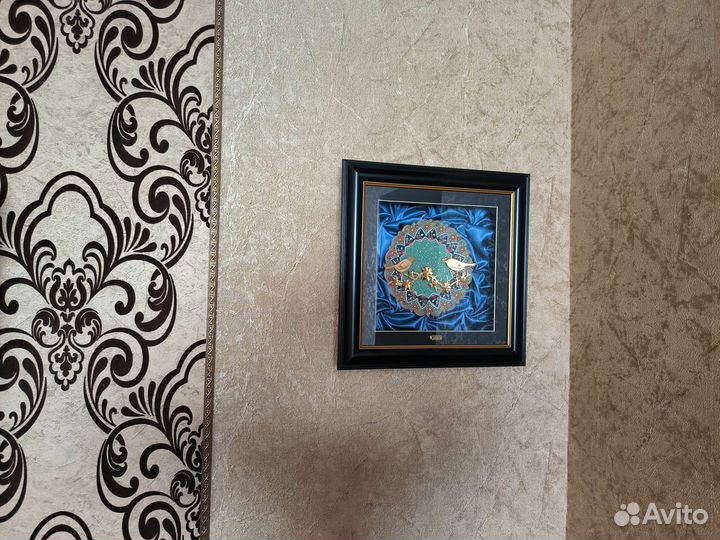 Тарелка с украшениями покрытая золотом