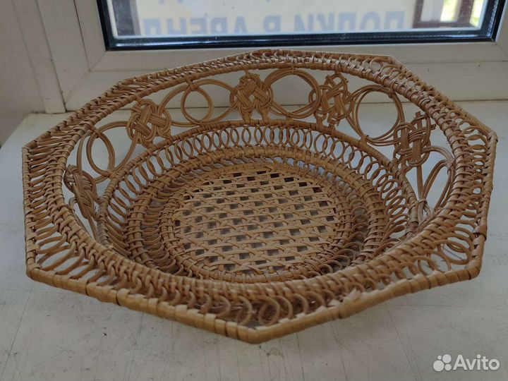 Большое плетеное из лыка блюдо