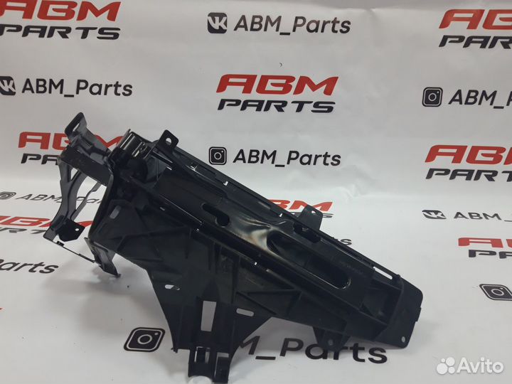 Левый кронштейн крепления фары на BMW F01