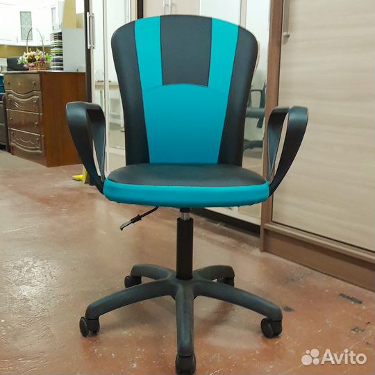Компьютерное кресло в наличии для школьника