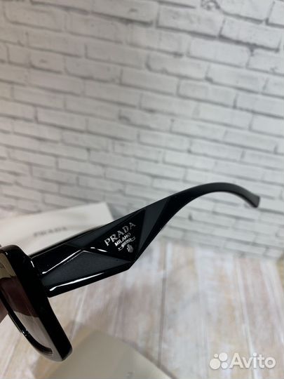 Солнцезащитные очки Prada