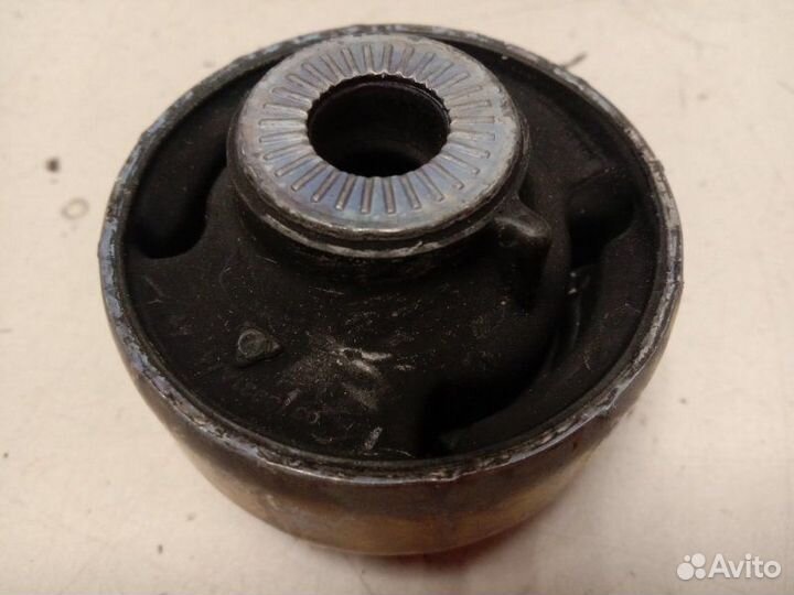 Сайлентблок переднего рачага зад Volkswagen Golf
