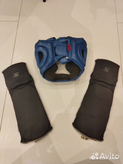 Шлем и накладки на ноги Demix