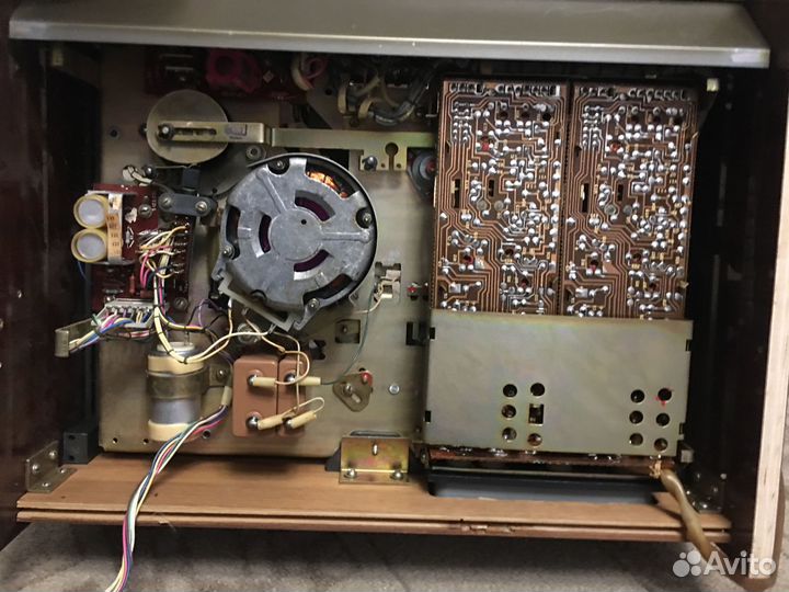 Проигрыватель винила и магнитофон