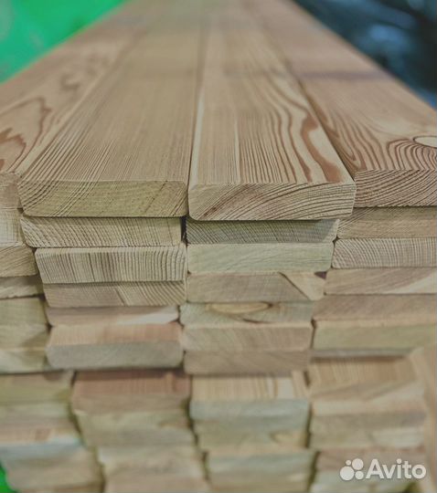 Доски лиственницы 35x140 мм, обработаны для защиты от влаги
