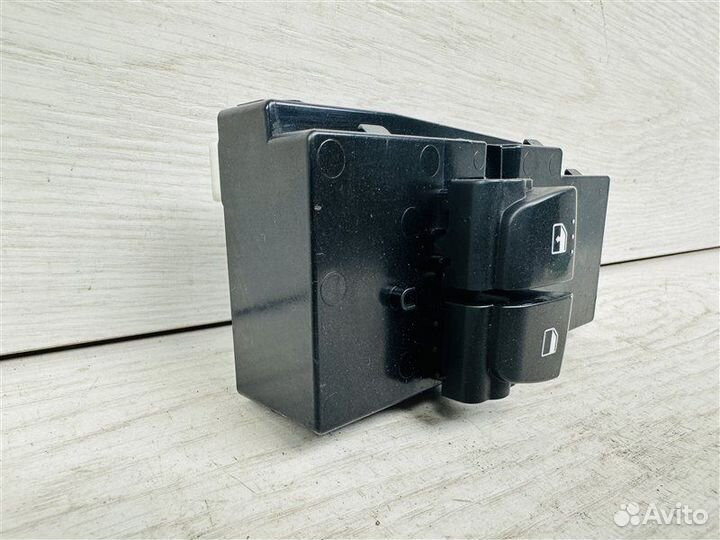 Кнопки стеклоподъемника передние левые Hyundai