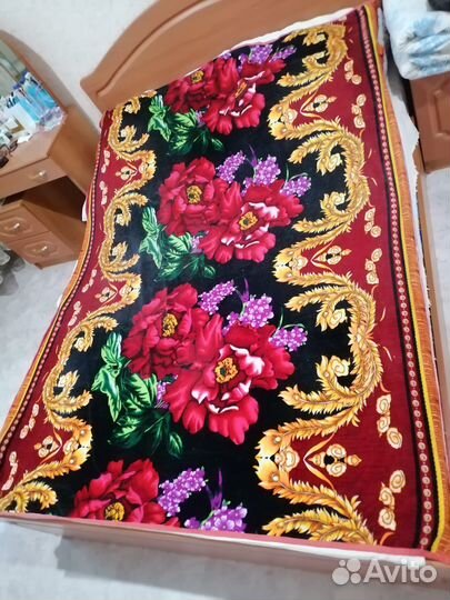 Пледы и покрывало