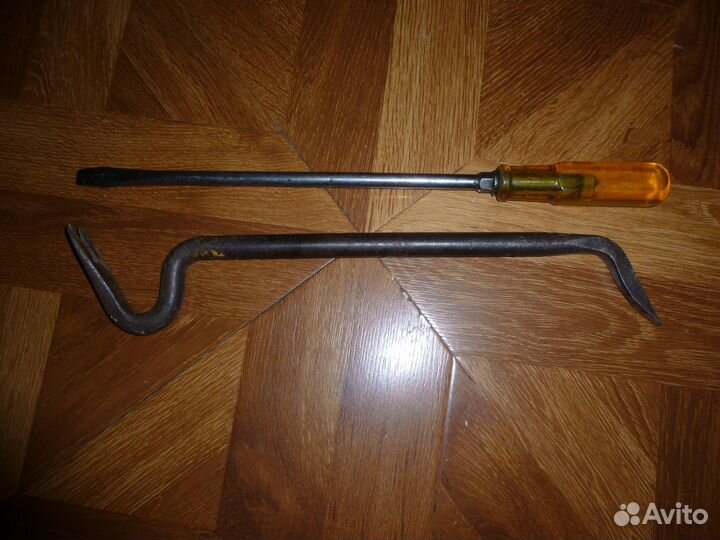 Старые отвертка и фомка